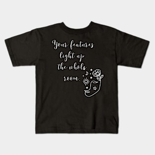 YOUR FEATURES LIGHT UP THE WHOLE ROOM. | be You | be yourself Kids T-Shirt